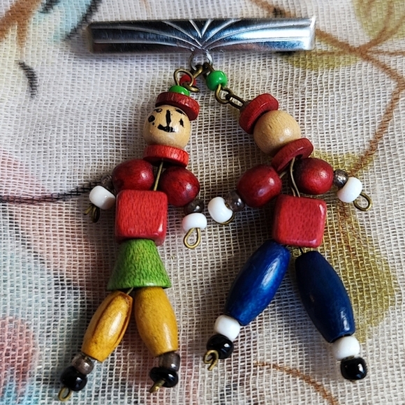 Vintage Wood Wooden Boy and Girl Together On a Pin Brooch Folk Art Silver Tone - Picture 2 of 6